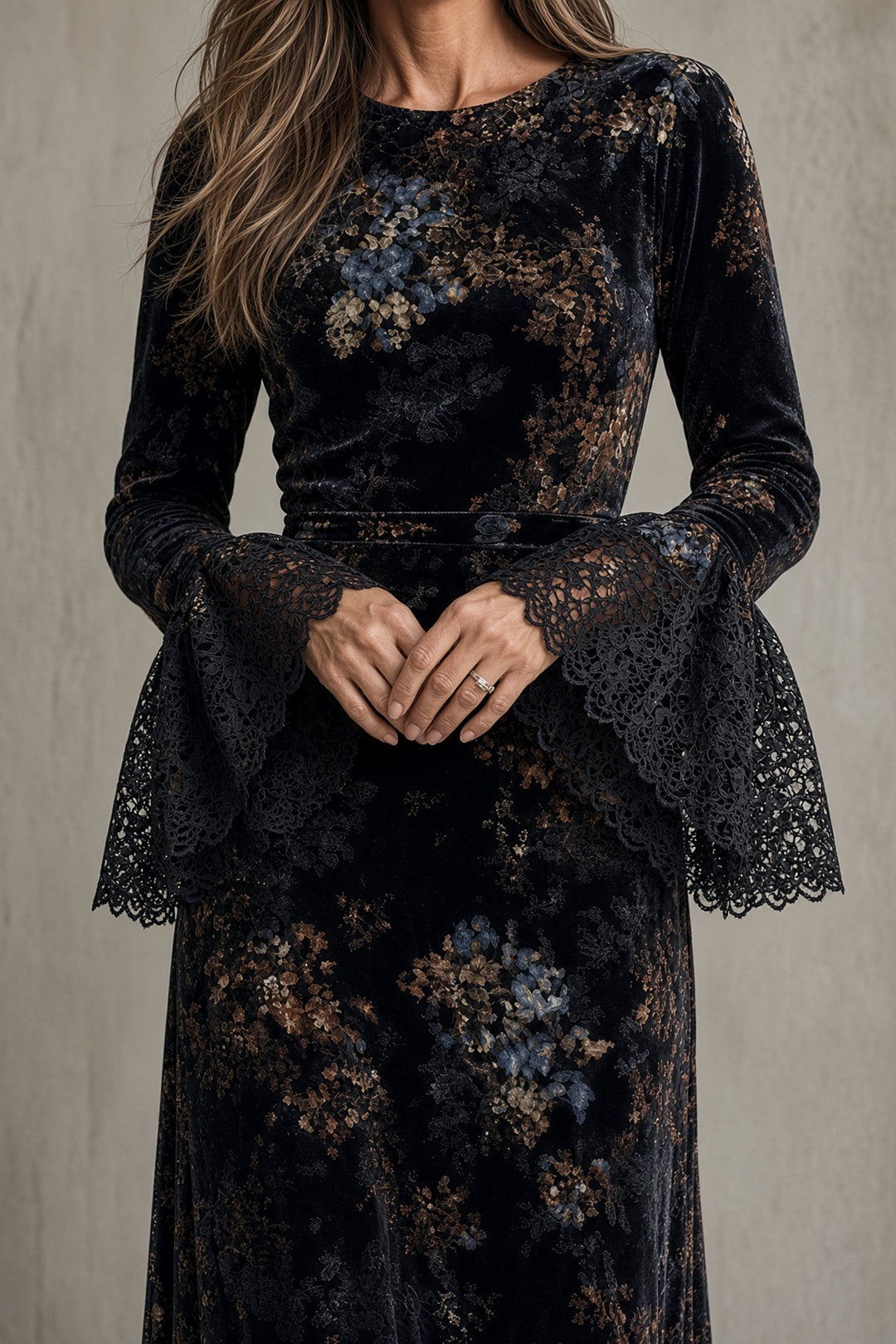 Camelia | Abito Maxi in Velluto con Maniche in Pizzo